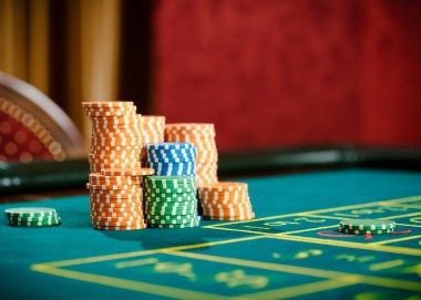 Buffalo King slot game interface showing five reels and payout table